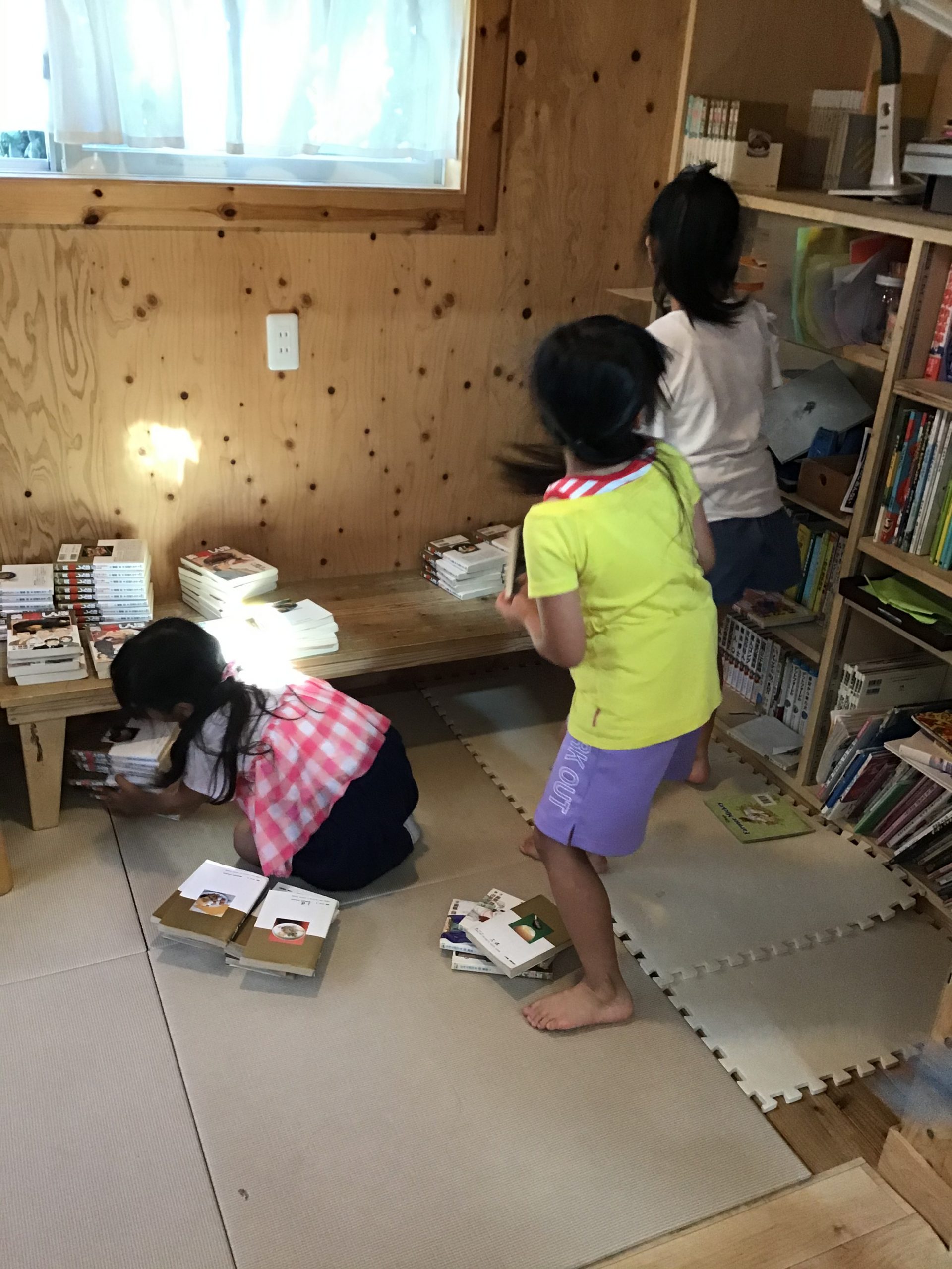 本棚を整理しています。